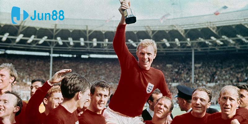 Sir Geoff Hurst ghi danh vào lịch sử